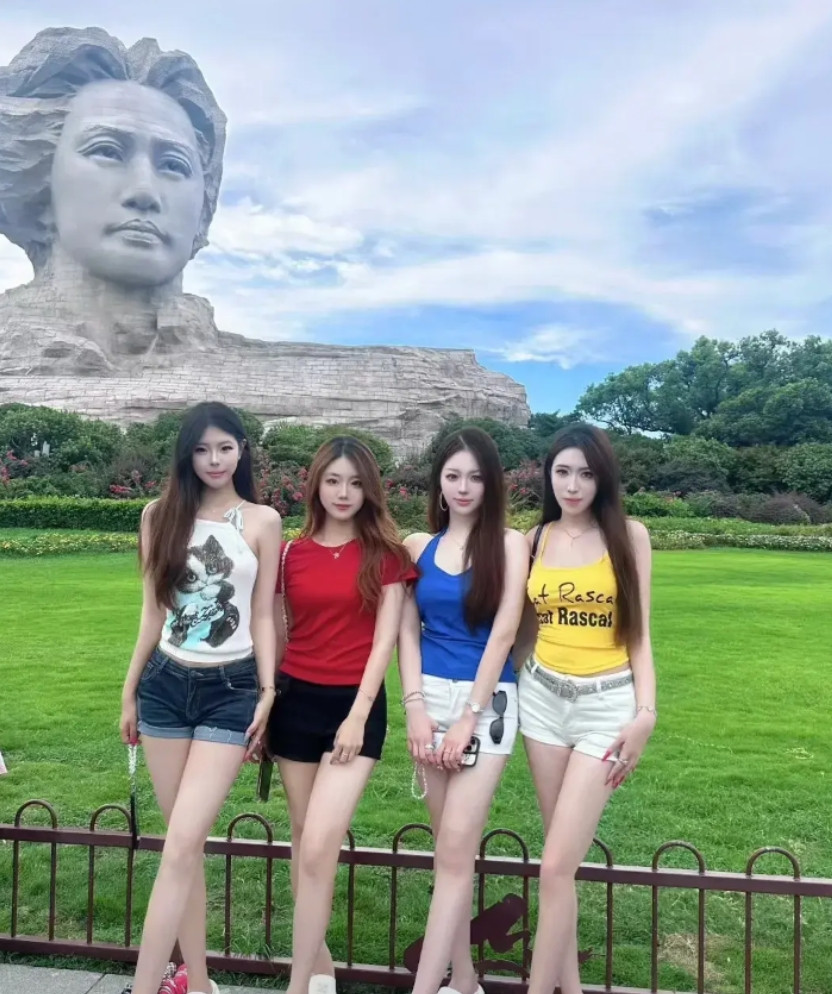 穿黄衣服的最美，不接受反驳！