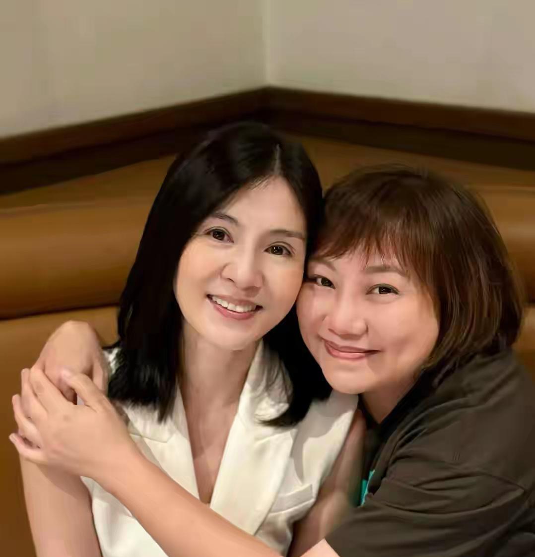 刷到杨采妮的近况！51岁的她时隔三年终于在香港现身，8月26日好友电台DJ云妮晒