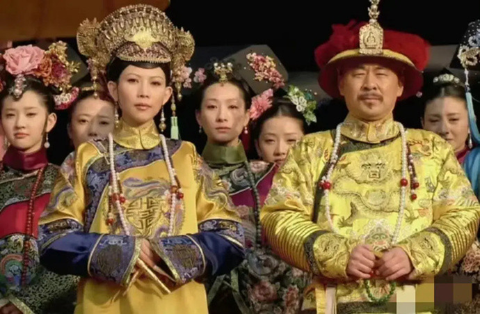 隔着屏幕都替渣渣龙尴尬，服装礼仪跟闹着玩一样！​​​