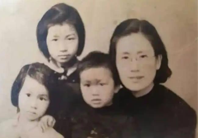 🌞1942年，著名女作家沉樱正怀3胎时，得知丈夫把全部家当了3万块，拿去给