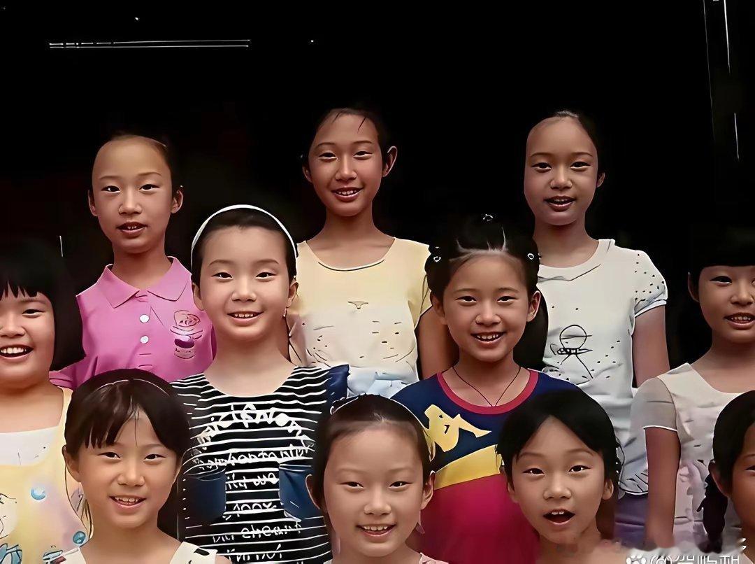 这‏‎张是赵露思小时‎候的班级合照‏，中‏间那个脸型最好看的就是⁠她。﻿她是⁠纯