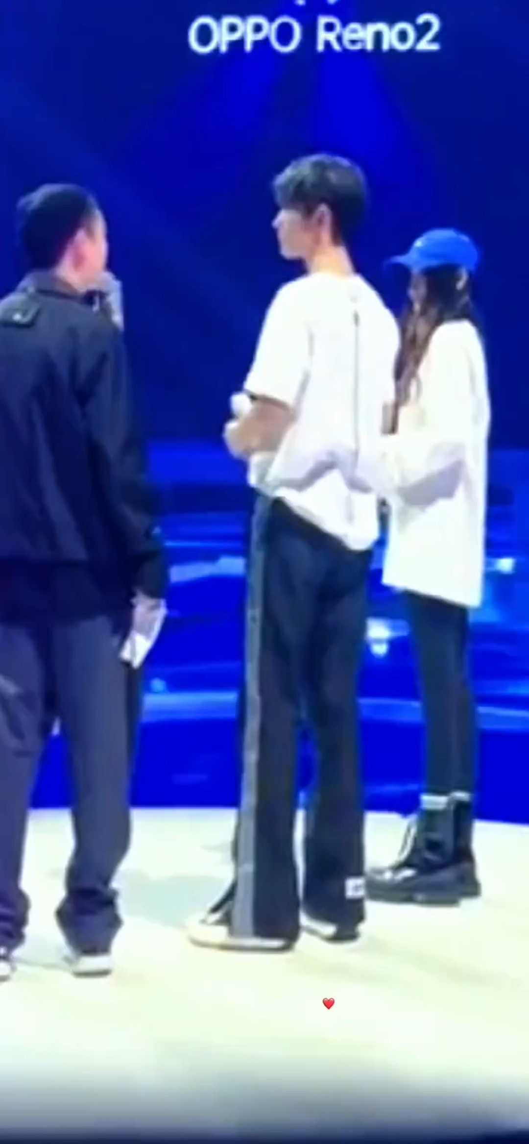 让你直观的感受一下肖战的大长腿，这样的长腿帅哥喜欢吗？[滑稽笑]​​​