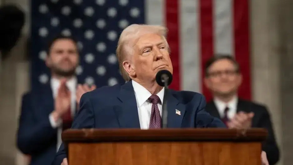 要我说，美国加关税的真实算盘——整中国并不是头号目标：1.穷疯了找钱续命美国现在背着36万亿刀的天坑