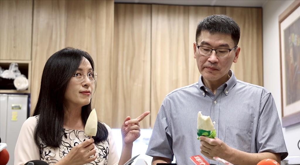 台湾新党舆情中心副主任孙荣富6月23日晚发文写道：“继陆委会禁止公务人员前往海峡