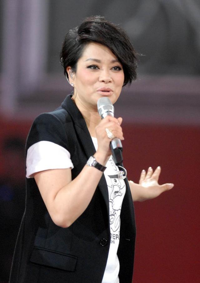 一次，毛阿敏的演唱会结束后，请工作人员吃饭，刚吃了会儿，她就说：“你们快点吃，吃