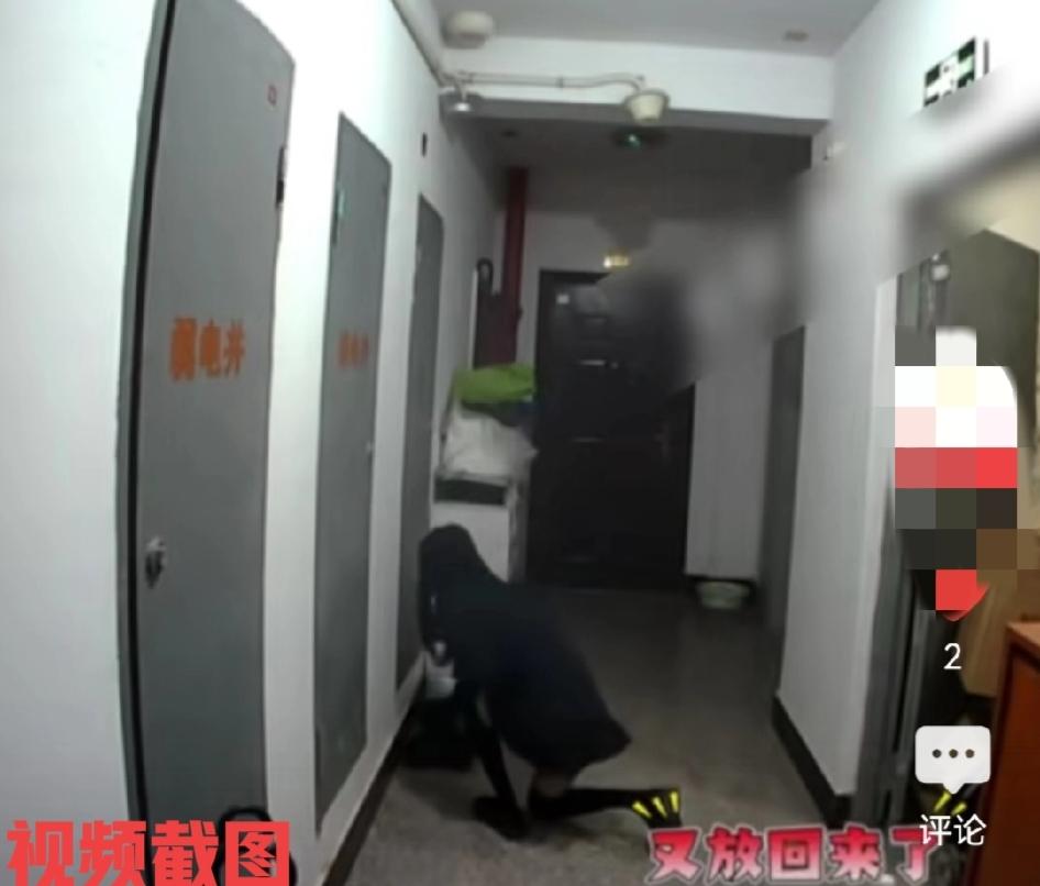 浙江有女子拍到凌晨两点半的家门口。此刻在女子家门前的监控里，可见她家的门口有