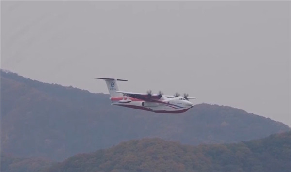 【中国自研水陆两栖大飞机AG600首次野外环境汲水投水演练成功】10月29日消息