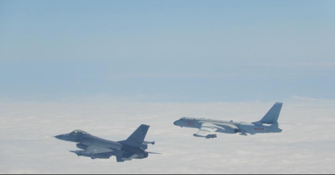 突发！台海发生海空对峙！台军F-16V紧急升空，跟拍歼-16战斗机。​​据岛内