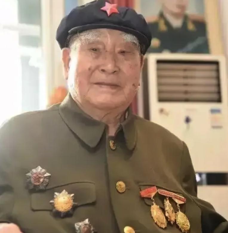 1943年，两名伪军奉命打扫战场时，发现一个八路军还活着，正要上前补刀，这个八路