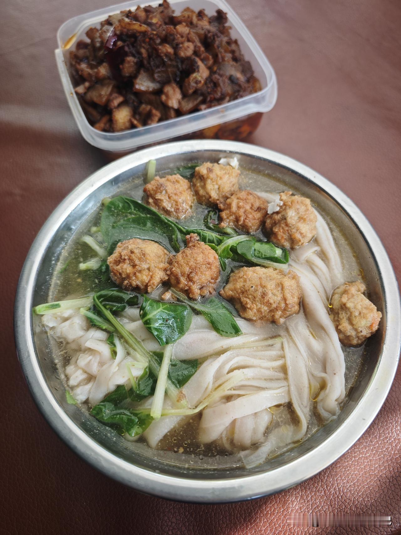 晒图笔记大赛入乡随俗，在来个彼此融合，午饭丸子汤米干...