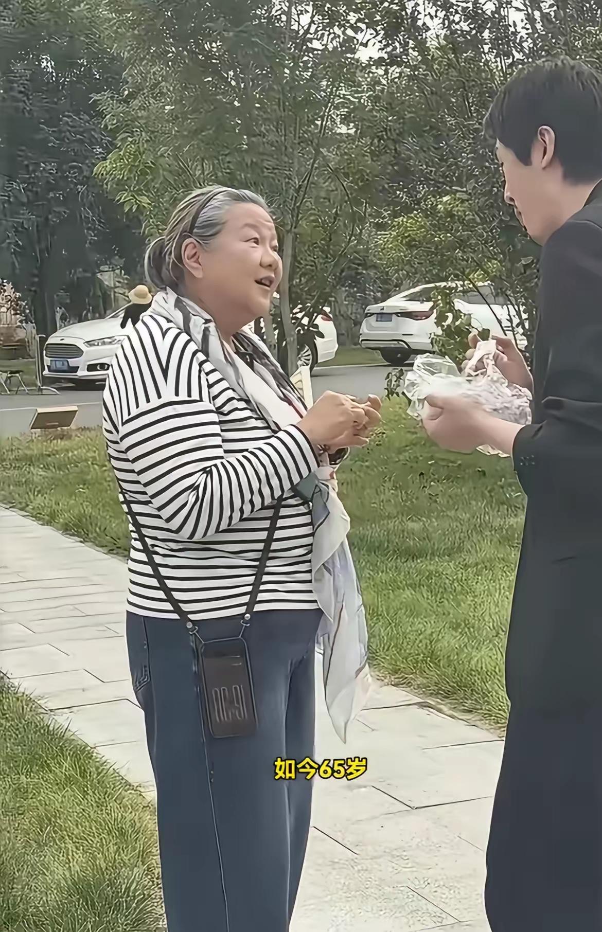 认出来了，洪晃！竟然是你的女神。不过，说真的，以洪晃的知名度和影响力，确实也可以