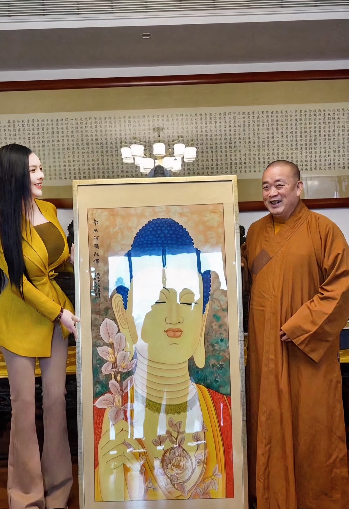 我发现一个特点释永信在别的照片中都没有这么开心就因为95后画家关琪画的这幅画