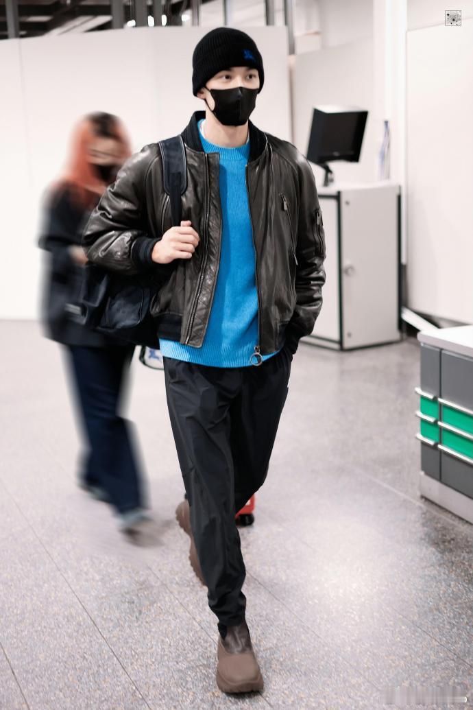 吴磊伦敦机场到达，黑色冷帽造型，帅成啥了啊这个吴磊这个状态去拍广告不敢想会有多