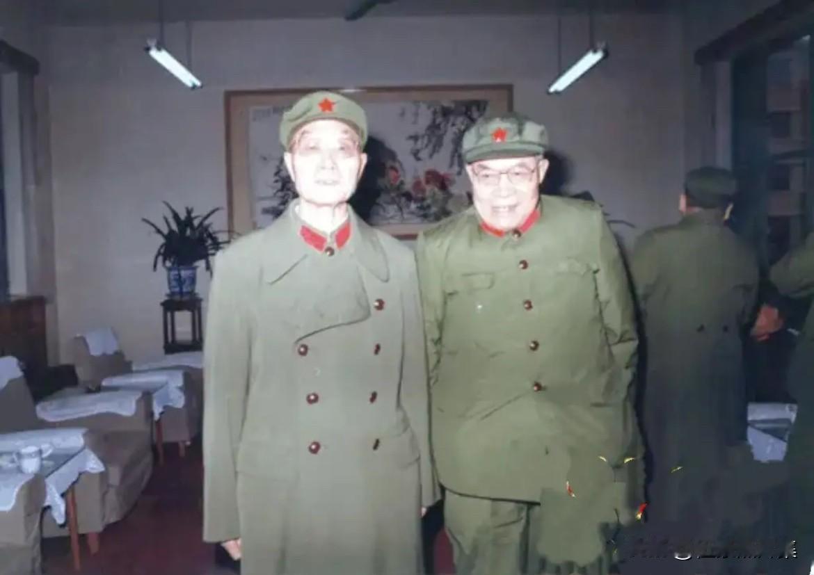 上世纪八十年代前期，国防部长张爱萍和北京军区副政委罗应怀的合影。当时军队正推进精
