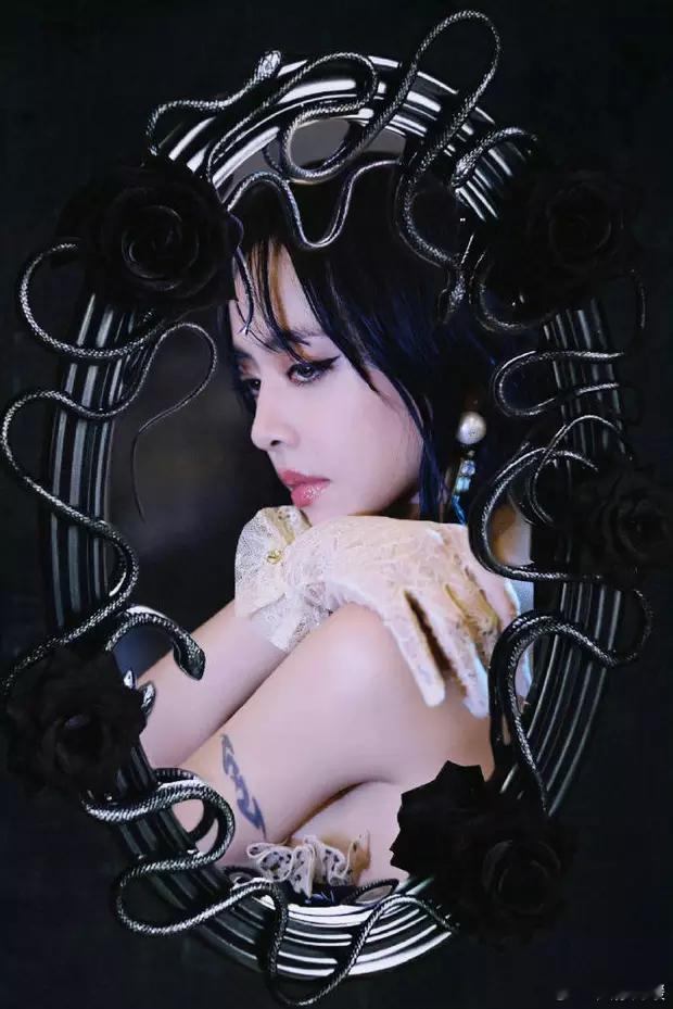 分享娱乐分享娱乐蔡依林蕾丝手套搭在肩头，妆容精致，散发神秘冷艳气质。