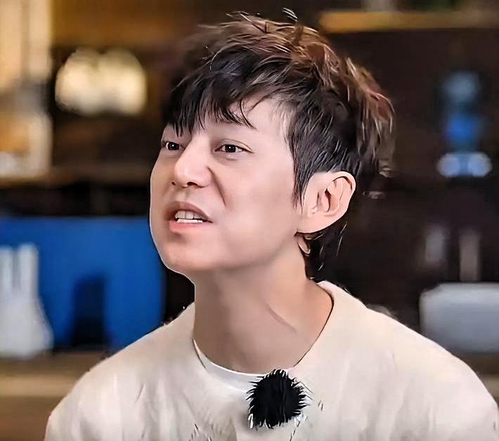何炅找徒弟要视频，徒弟回了一句：付88块，VIP抢先看。何炅当场骂了他。吴泽