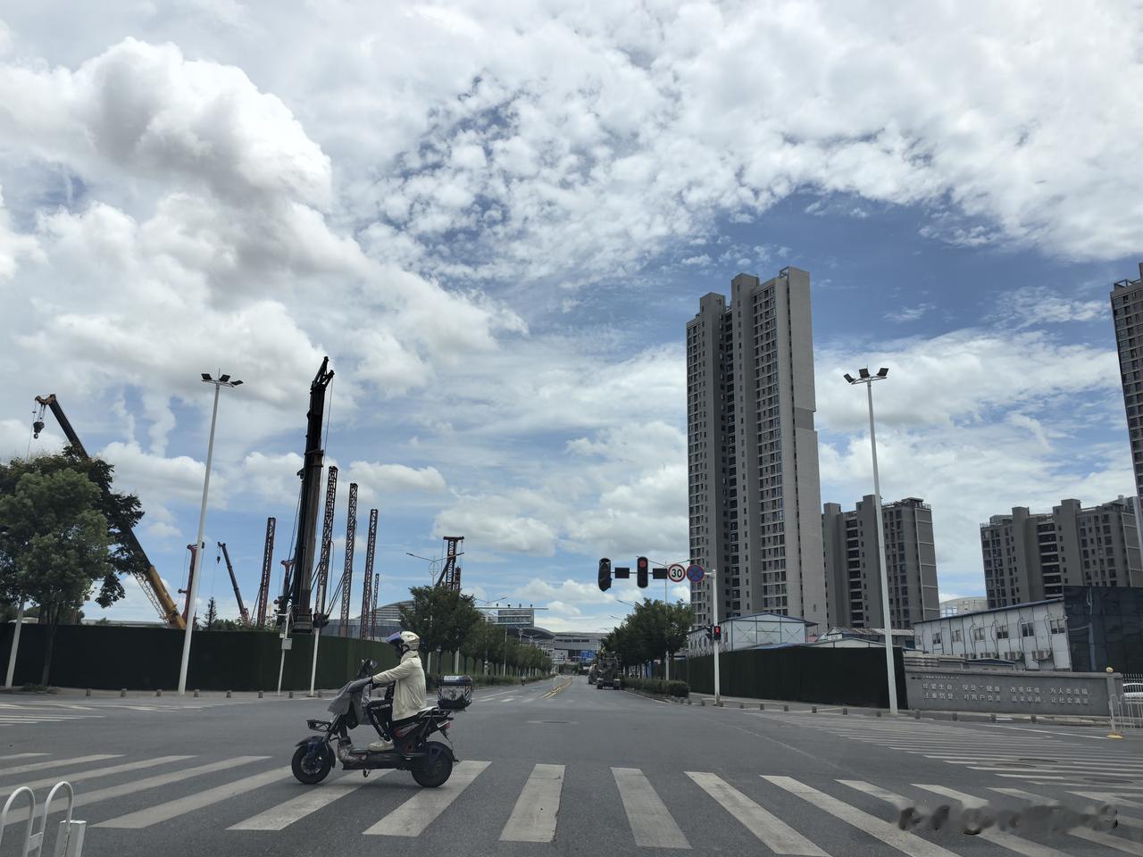 有件事我想不太明白。说房价跌了，二手房不好卖且价格也不好，可是为什么有人非要慌着
