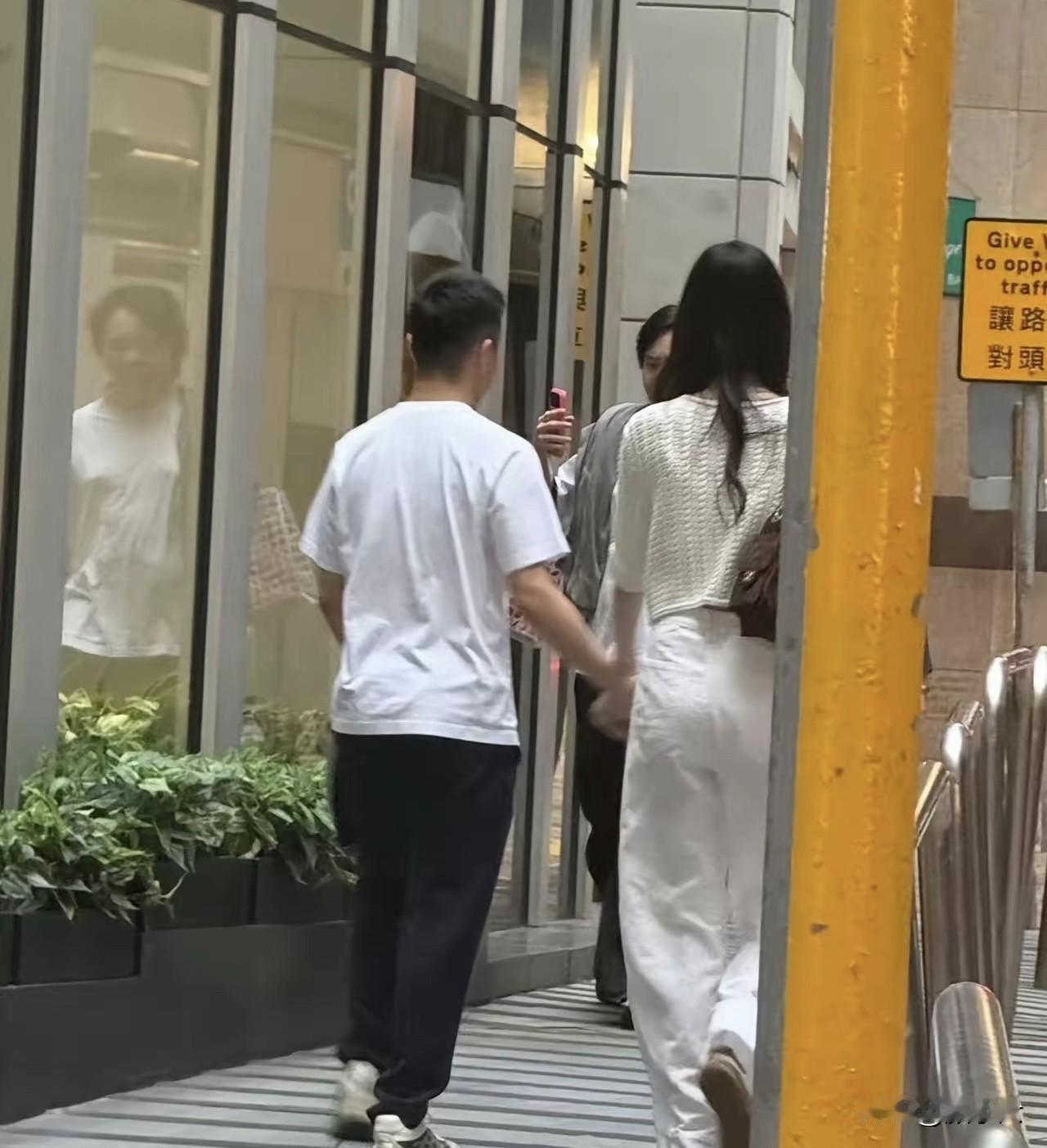 奚梦瑶这背影，把何猷君衬成“小土豆”了？七夕那天的香港街头，有路人拍到何猷君奚