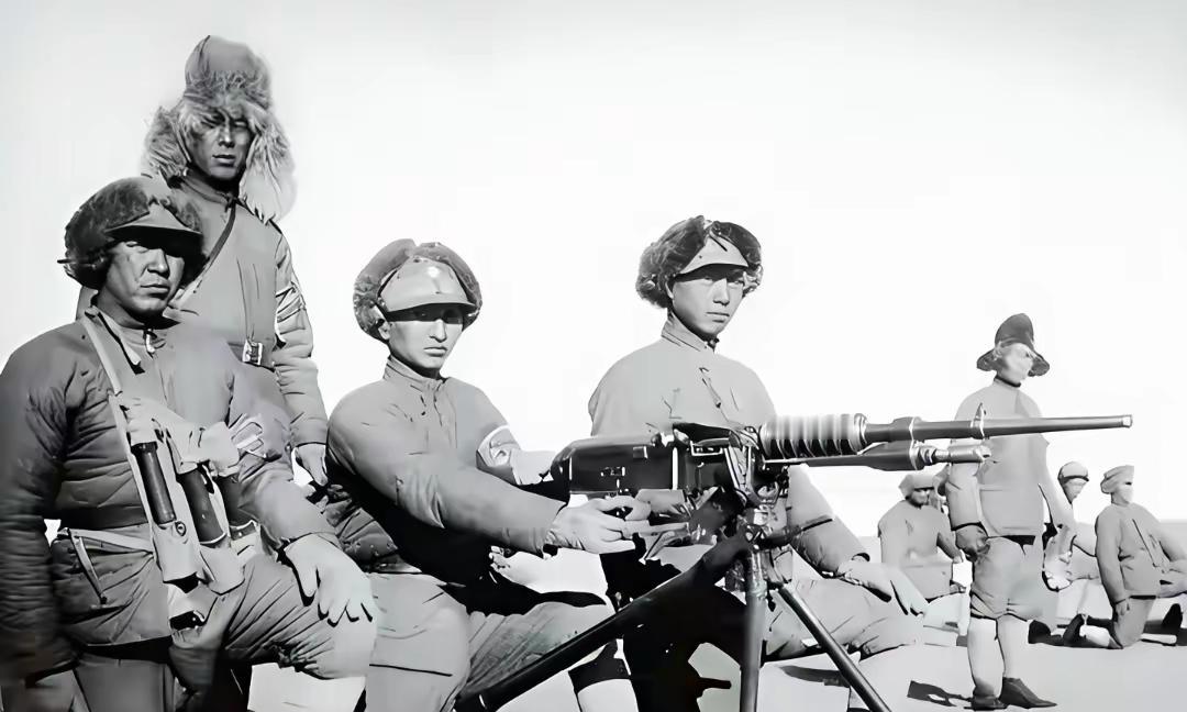 1942年，烈日炎炎，肃宁县雪村，冀中军区第八军分区司令员常德善，倒在一片黄土地