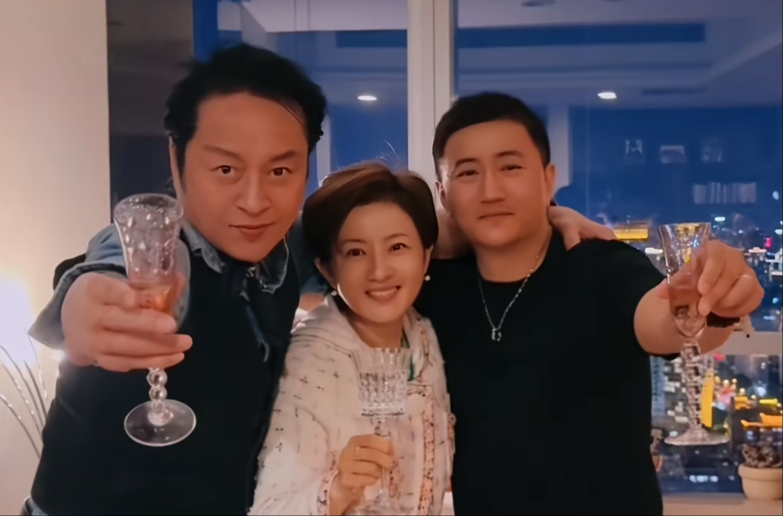 63岁的马景涛与44岁的金铭、叶静，老友相聚，举杯畅饮！在30多年前，他们合作过