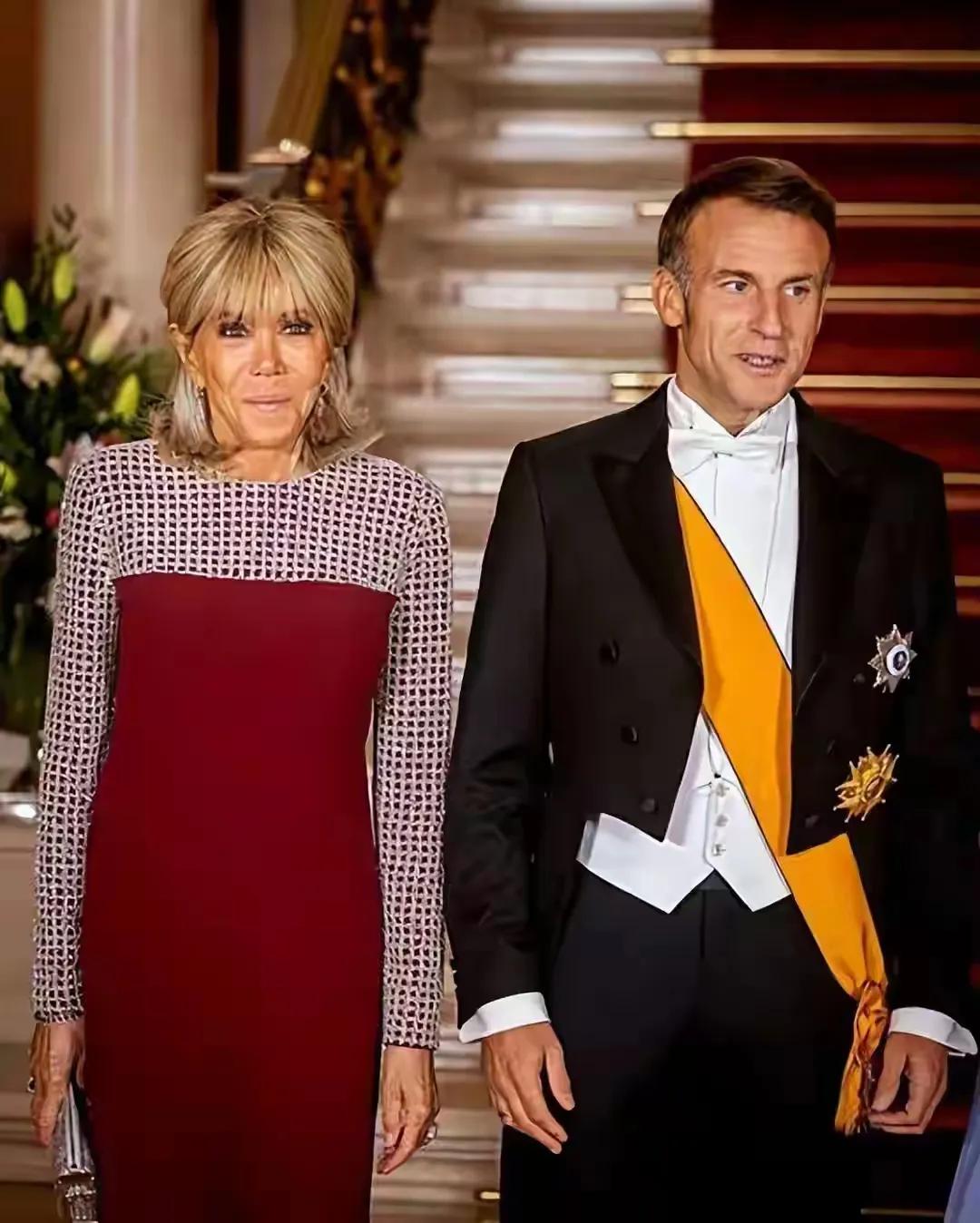 马克龙的老婆70多岁了，脸上一根皱纹都没有，也没啥眼袋，但看不出半点年轻，还是很