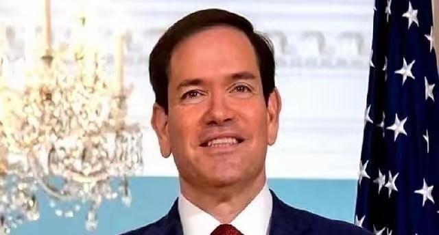那个上了中方制裁名单的美国国务卿鲁比奥，竟然主动对王毅外长说：“我们得多聊聊，少