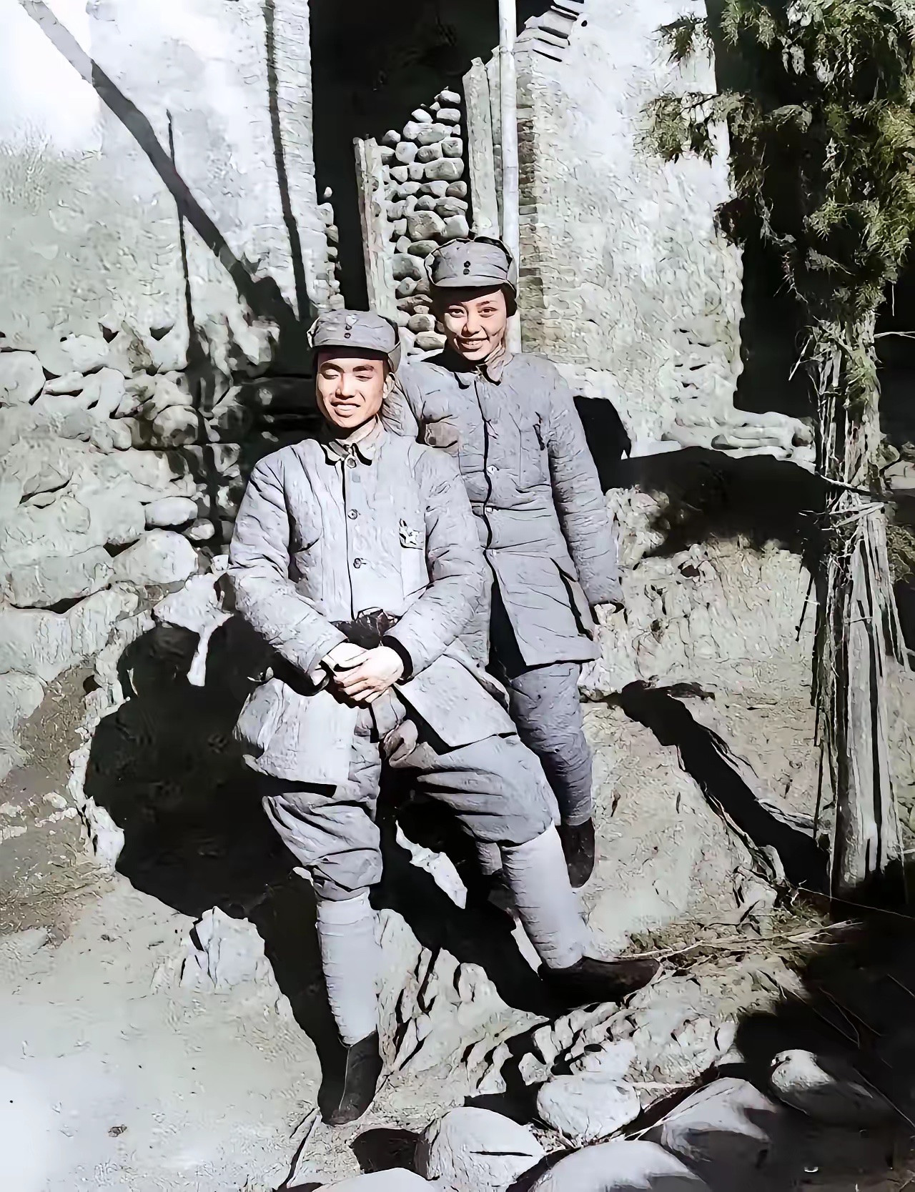 40年代，延安，一个草房前，一对年轻的军官夫妻，笑容满面，许多年以后...