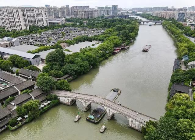 杭州的大运河畔这个项目是绿城开发的江南里，算是杭州又一灯塔级别的豪宅了吧！整个