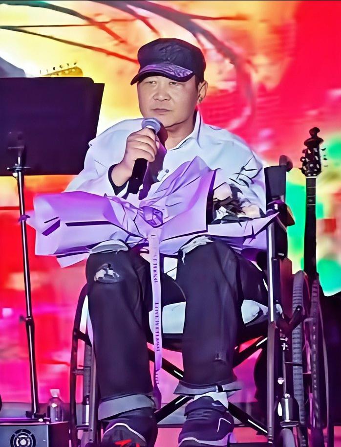 张克芃生前最后公开舞台画面曝光，坐着轮椅硬唱摇滚，谁都没想到离别来得这么快。2