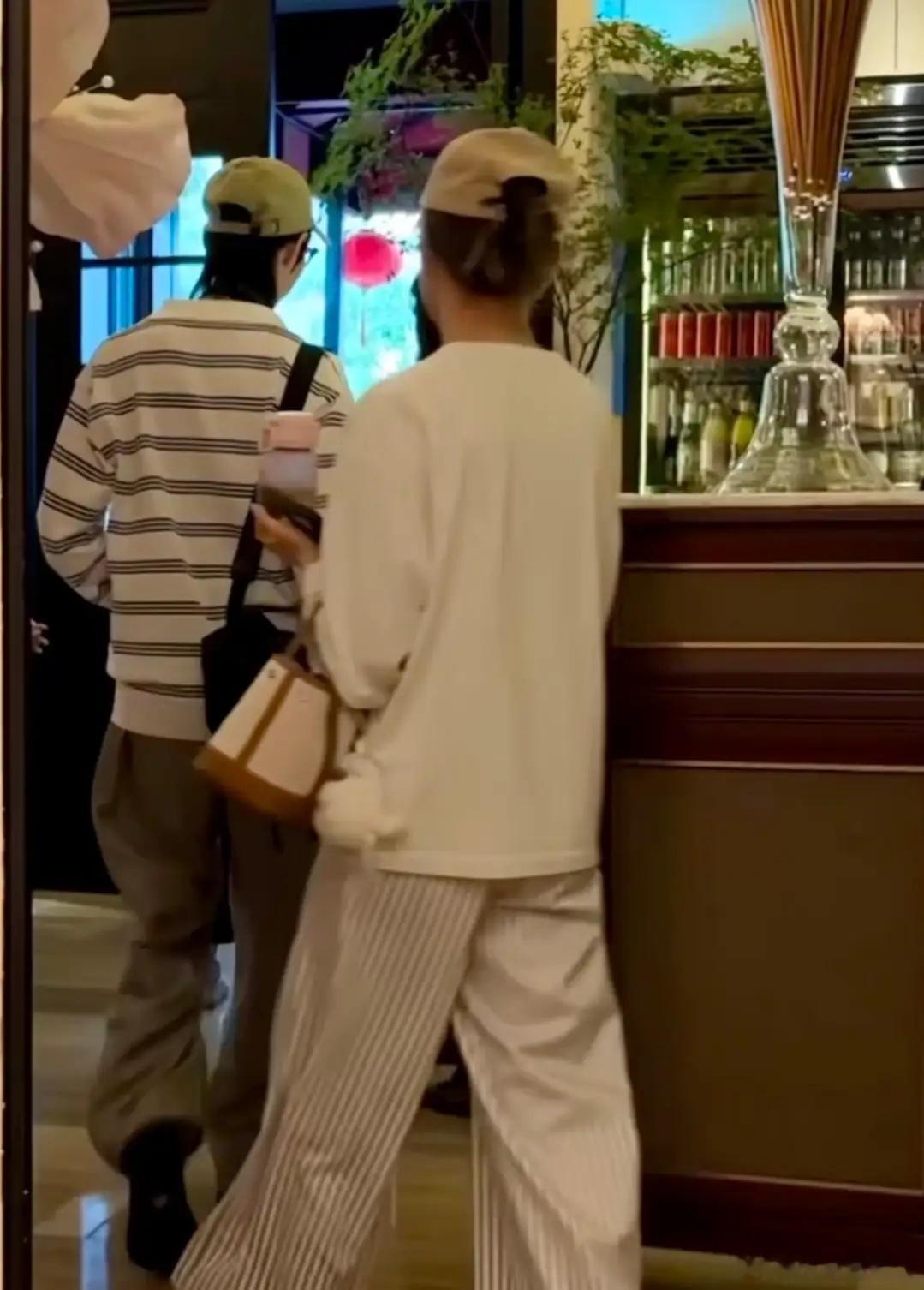 窦骁何超莲深圳约会被偶遇，何超莲扎着头发，戴了一顶太阳帽，身穿白色长袖衫，搭配竖