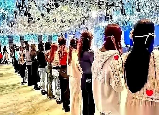 200多人的相亲局，180多个女的，男的十个指头都能数完。就这阵仗，那十几个男