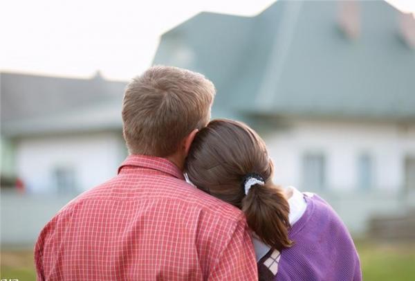 我的同事是个已婚男士，老婆在南方给女儿看孩子两年了，他在家难守寂寞，找了个人，这