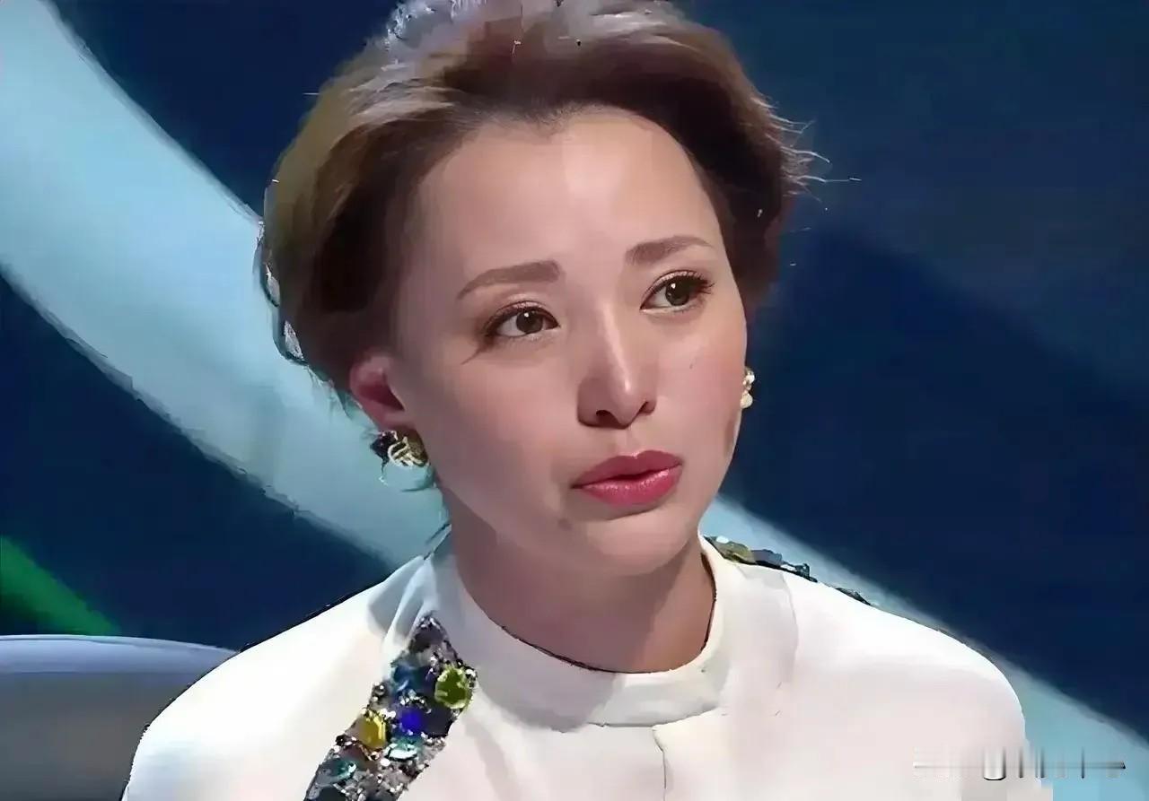 董卿说：“我们睡过同一张床，喝过同一杯水，吃过同一碗饭，牵过彼此的手，搂过彼此的