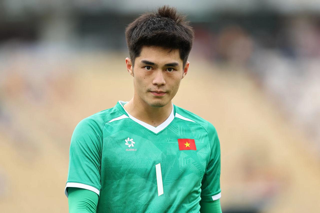 越南媒体认为，越南队门将陈忠坚有两项能力比国足门将李昊更加出色。在与U23国足