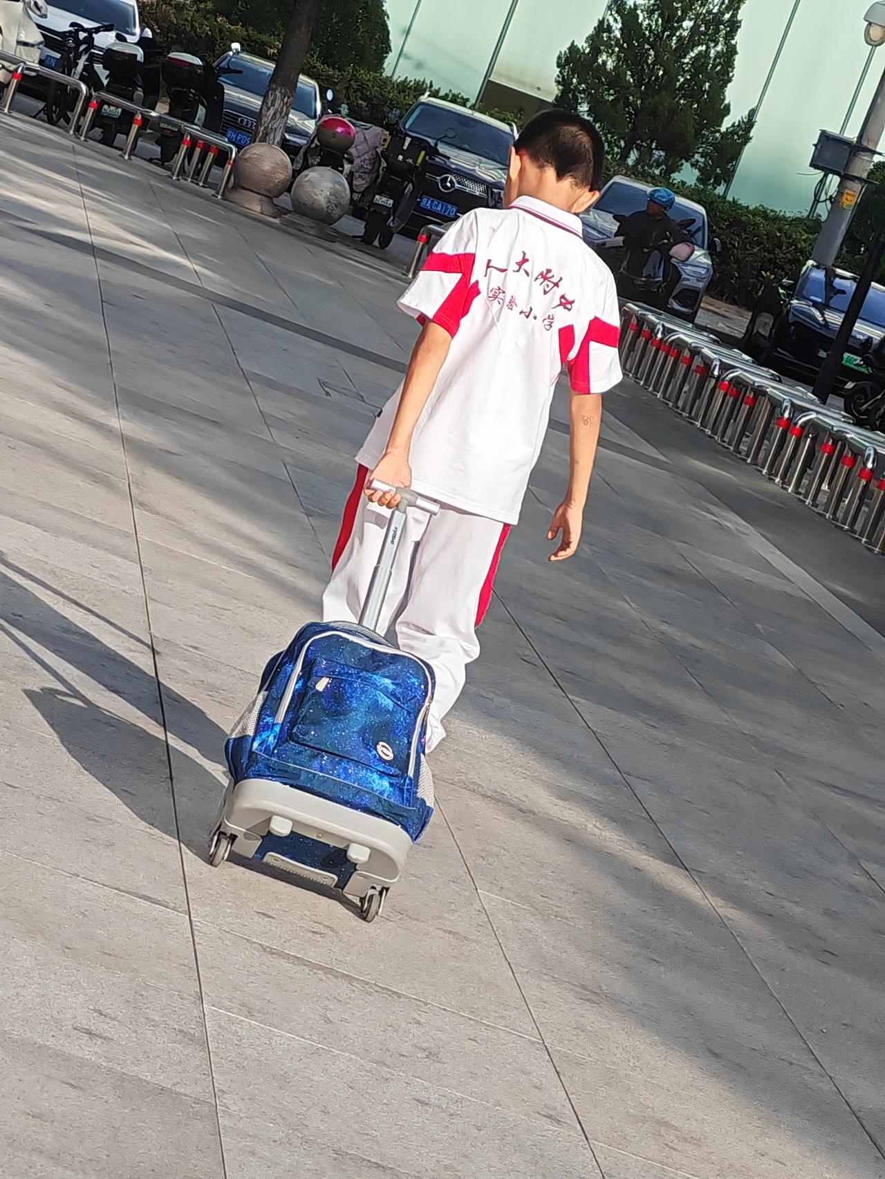 赢在起跑线上的北京孩子，书包都这么沉吗？需要拖着走？人大附中实验小学在海淀