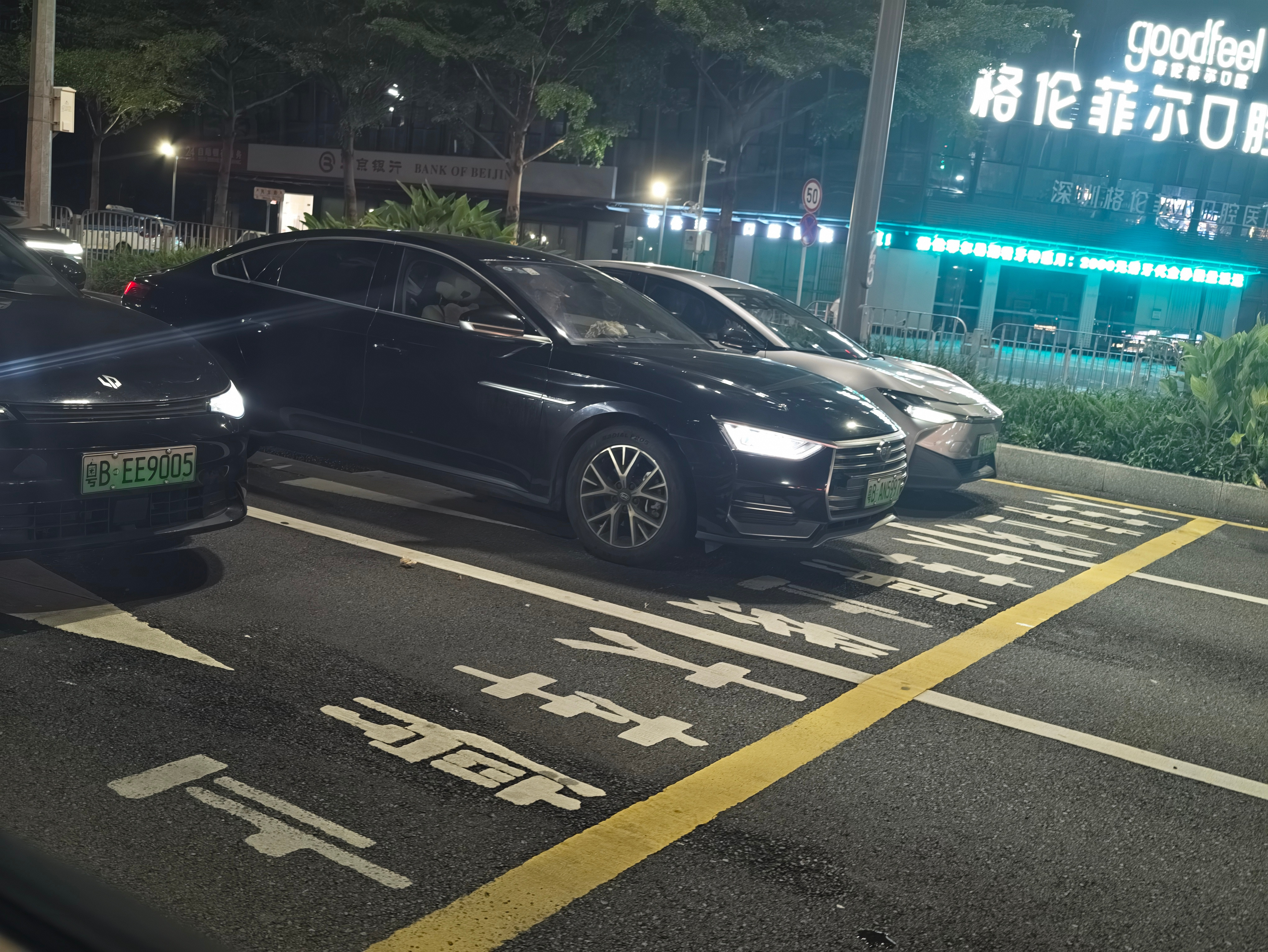 等红灯时，看第一张图觉得他们停的都很好，对吧？但实际上………图二就很明显了，没一