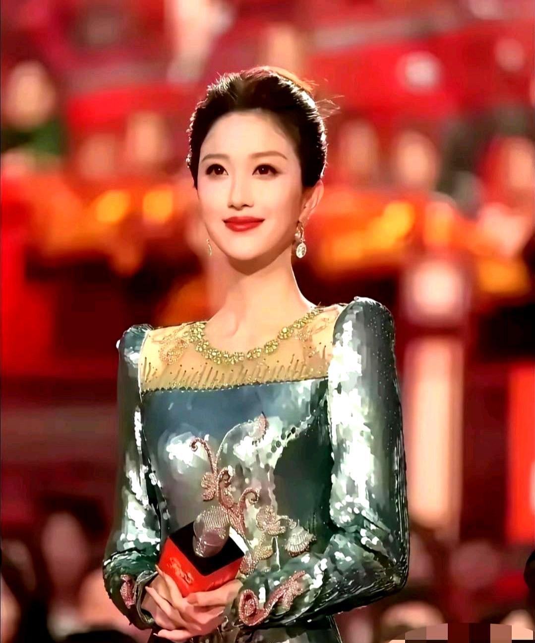 39岁被叫"新人"？央视把话筒塞给她那刻，多少猎头脸被打肿了你见过地方台