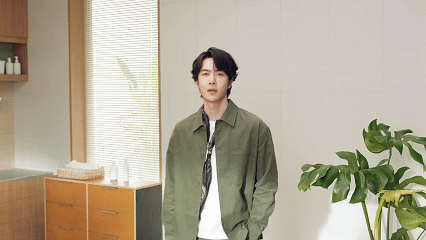 王一博植物氛围大片王一博将自然之力与生活守护相融，以植物的纯粹与温柔，化解日常里