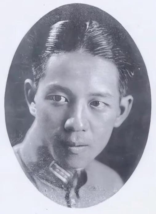 1937南京沦陷，工兵营长躲进寺庙扮和尚，日军上门搜查，关键时刻，营长磕磕绊绊背