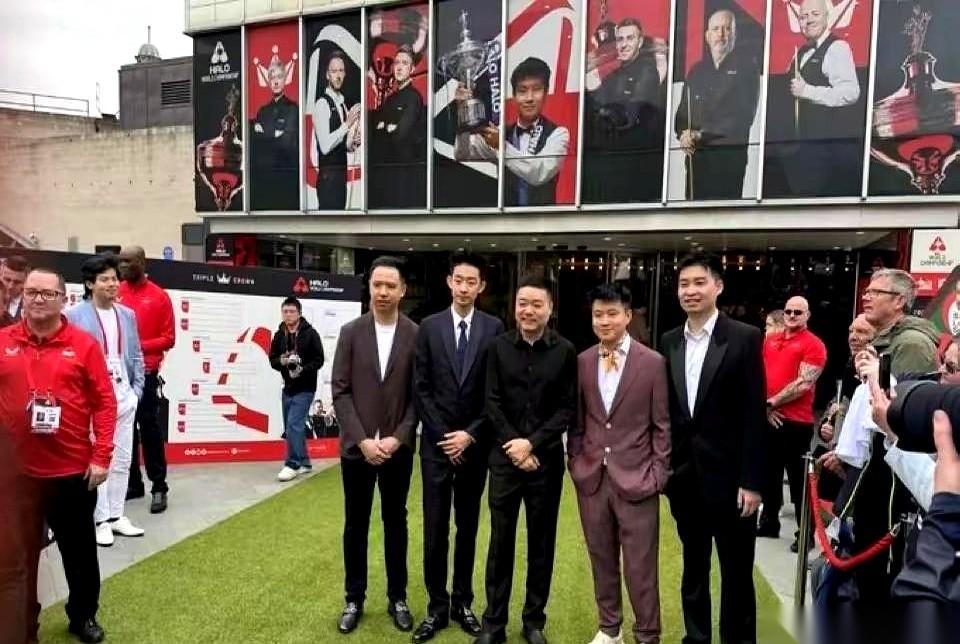 赵心童到底有没有一米八五，这事儿在斯诺克圈子里快成“悬案”了。盯着转播镜头看，