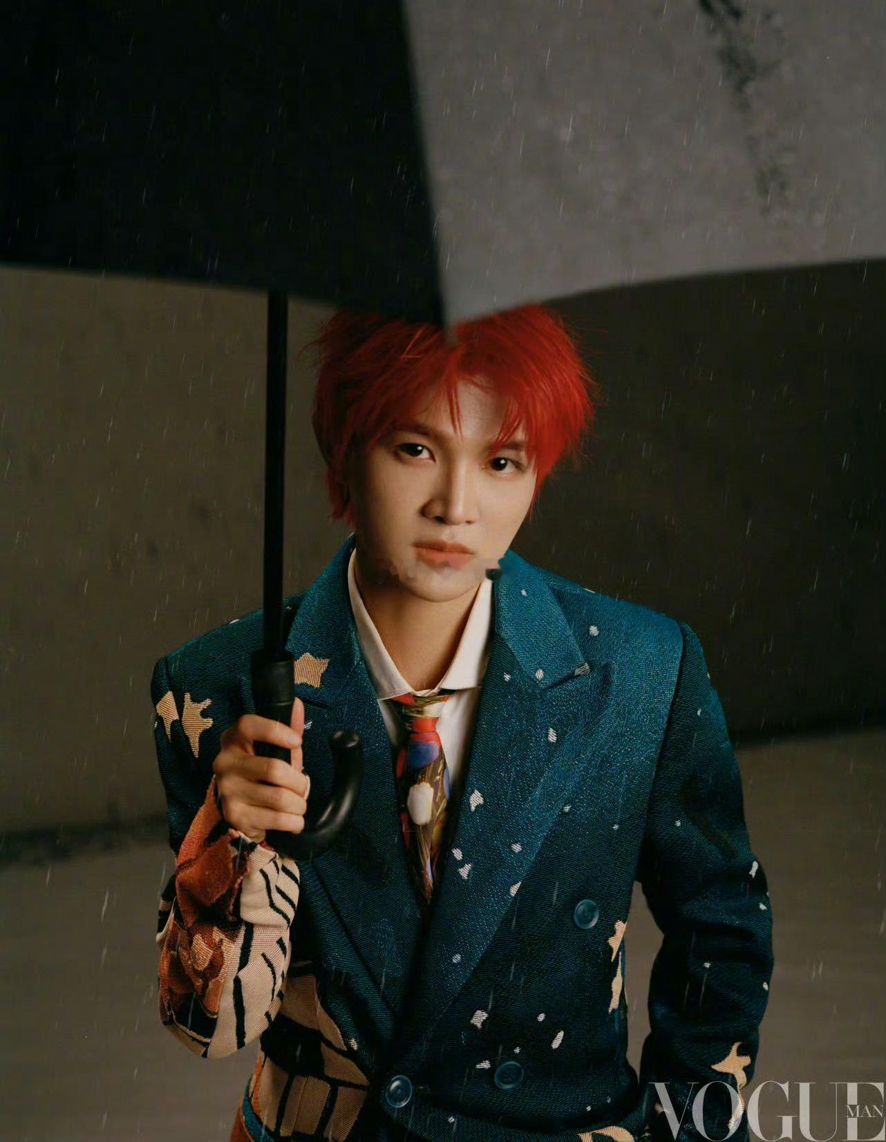 刘冲说周深表现力越来越好声音有温度，镜头有态度。周深登《VOGUEMAN》二