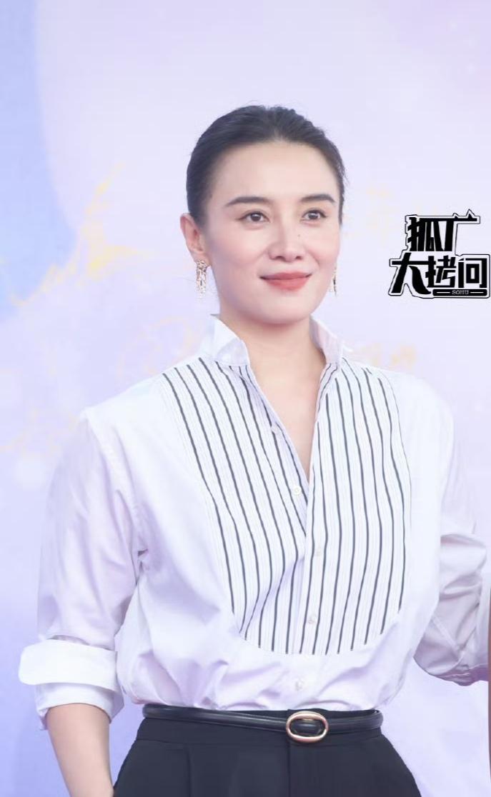 女明星里，我最想不通的就是宋佳了，你说她才45岁，难道没人告诉她，她梳着大背
