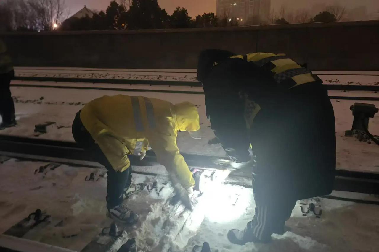 1月19日凌晨，河南驻马店突然杀来一场猛烈的暴雪寒潮，大风裹着雪花铺天盖地，瞬间