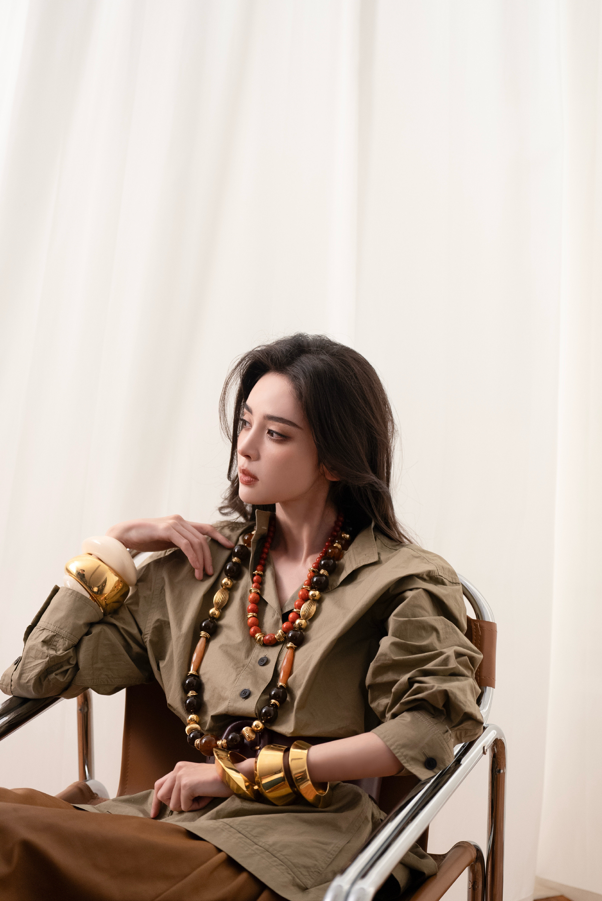 古力娜扎真有“少女感”，又不失优雅气质，长发风衣太温柔了。娜扎