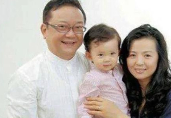 1996年，王刚耗费150万送女儿去国外留学，不曾想一年不到女儿就带了一个外国男
