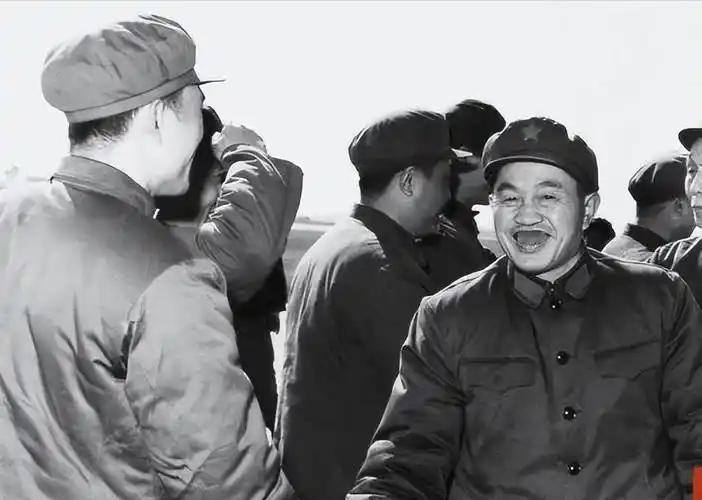 1940年，皮定均看上了女干部张烽，就让县长去说媒，张烽听说了县长的来意后，拒绝