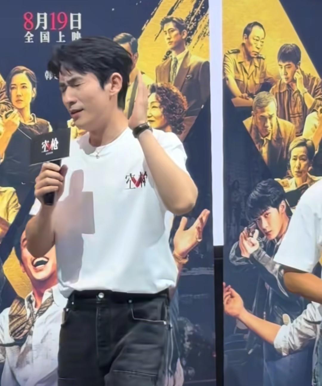 一张只能看明星说几分钟话的路演票，黄牛张嘴就敢开价。朱一龙在杭州第一场，拿起话筒