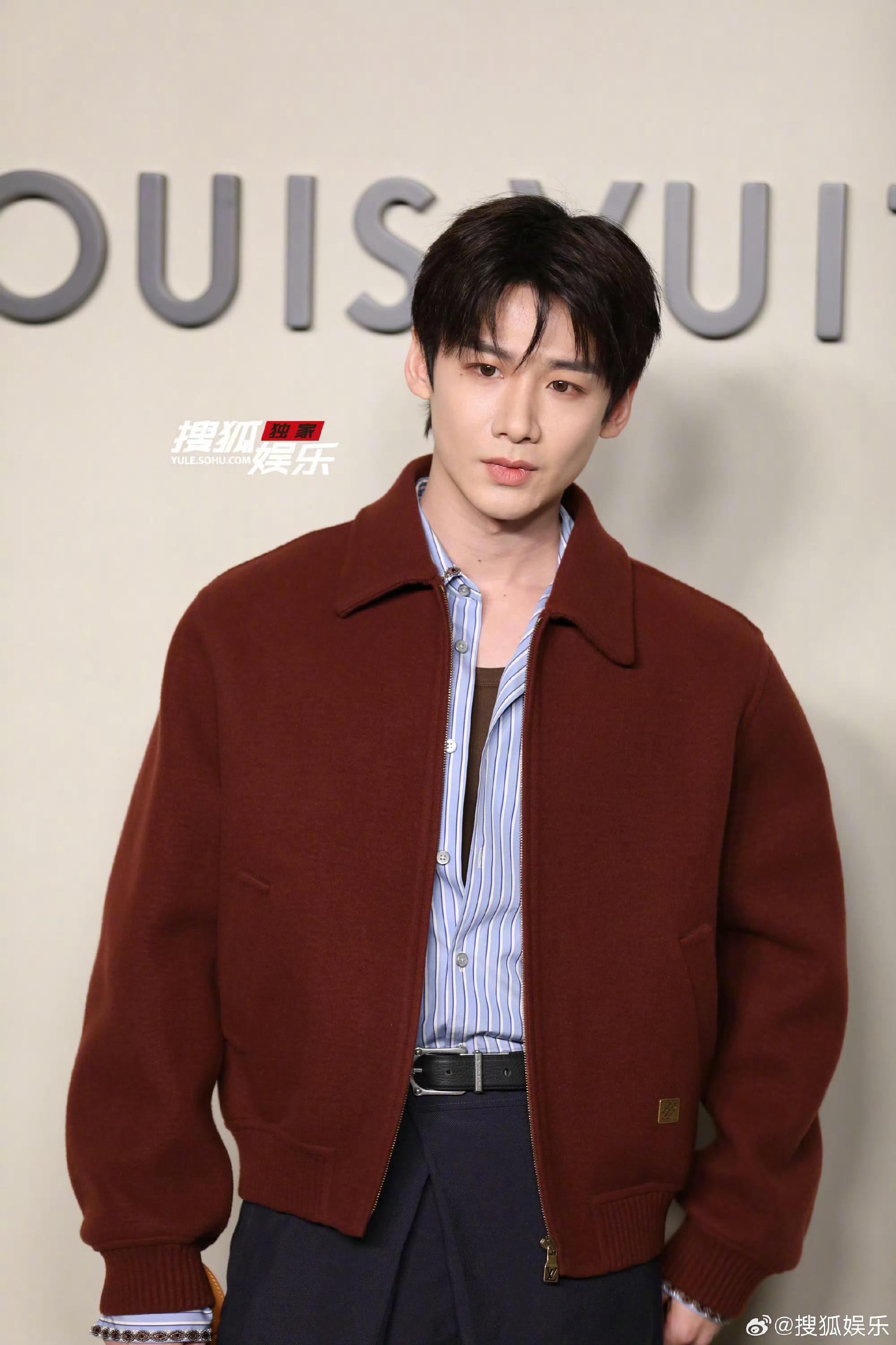 白敬亭lv活动生图白敬亭亮相北京三里屯lv活动，生图状态好好