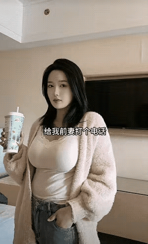 这个女子很活泼，也很漂亮，也很有青春活力，看她脸上丰富的表情，能够看得出来，这个