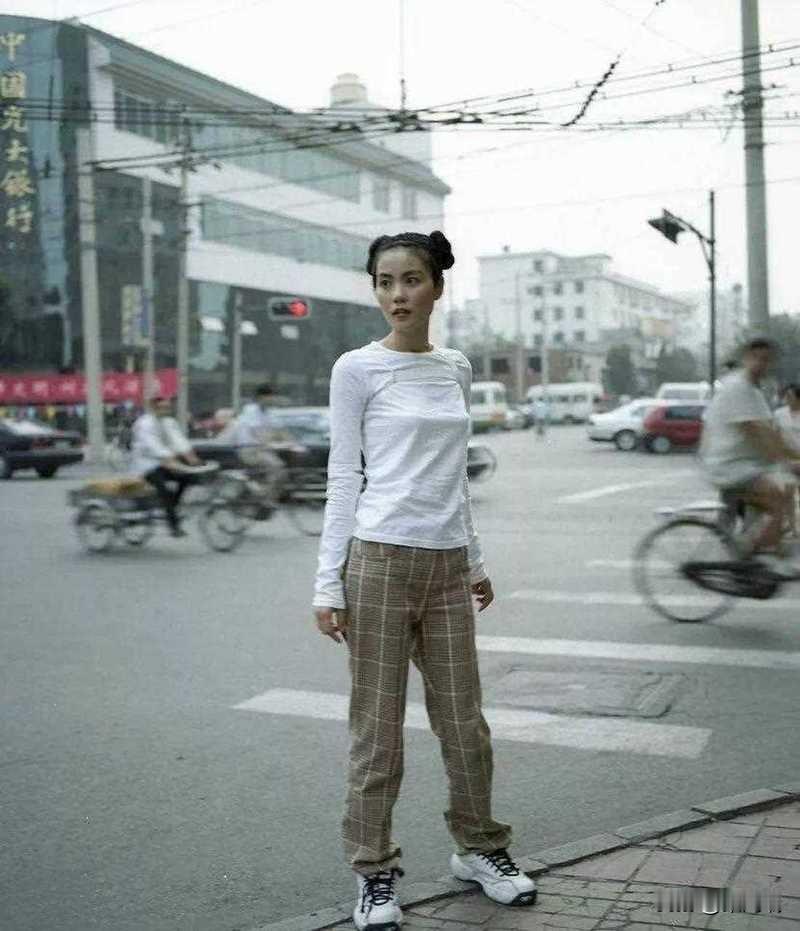 1997年，王菲以6000万港币的天价，签约百代唱片公司。拿到钱的第一时间，